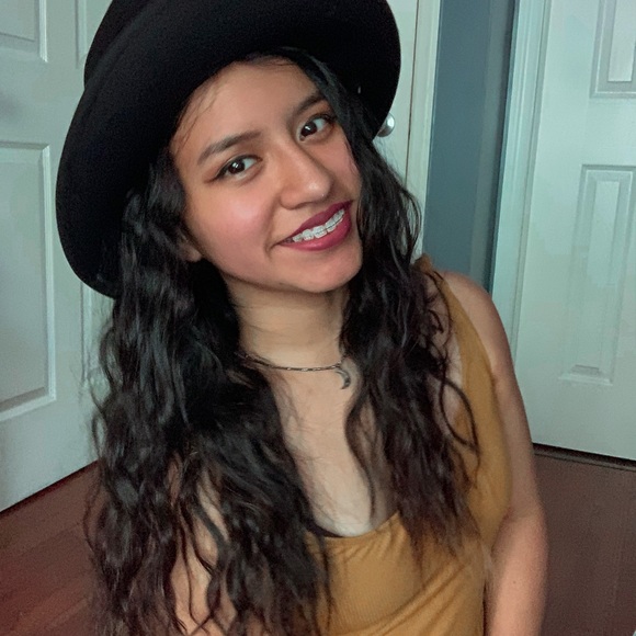 Meet your Posher, Gabriela - Picture 2 of 3